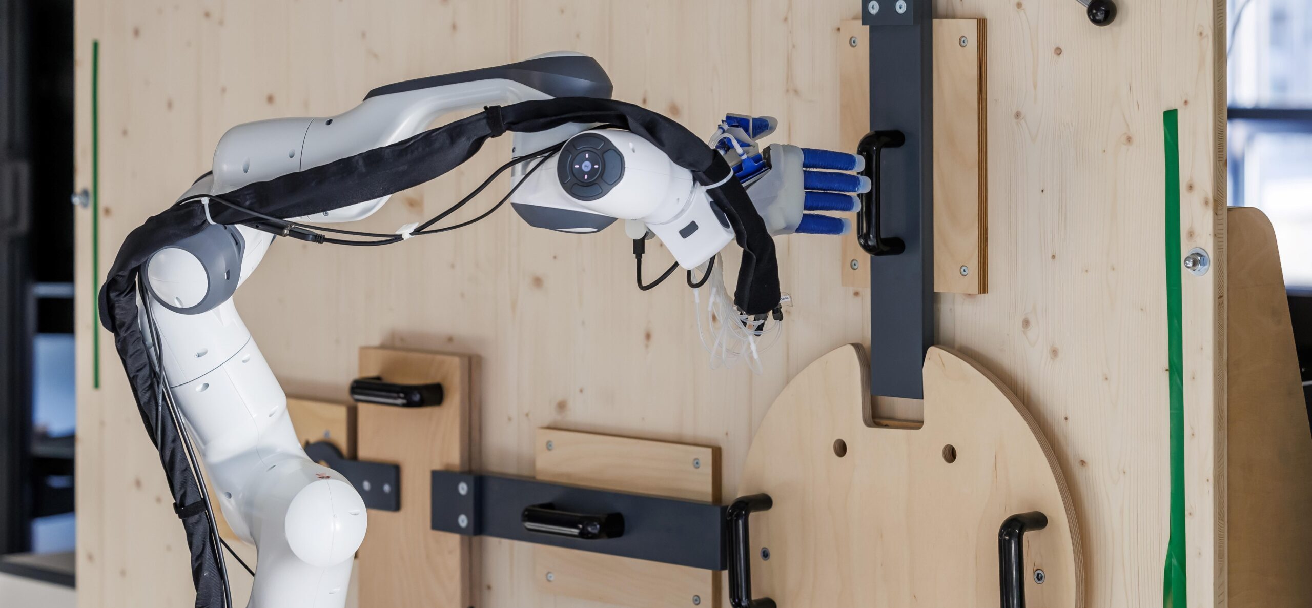 “Robotics and AI Will Never Feel the Same Again” — SCIoI spokesperson Oliver Brock on why principles of intelligence matter